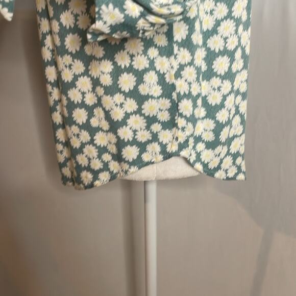IZ Byer green and white floral off the shoulder top - Picture 6 of 8